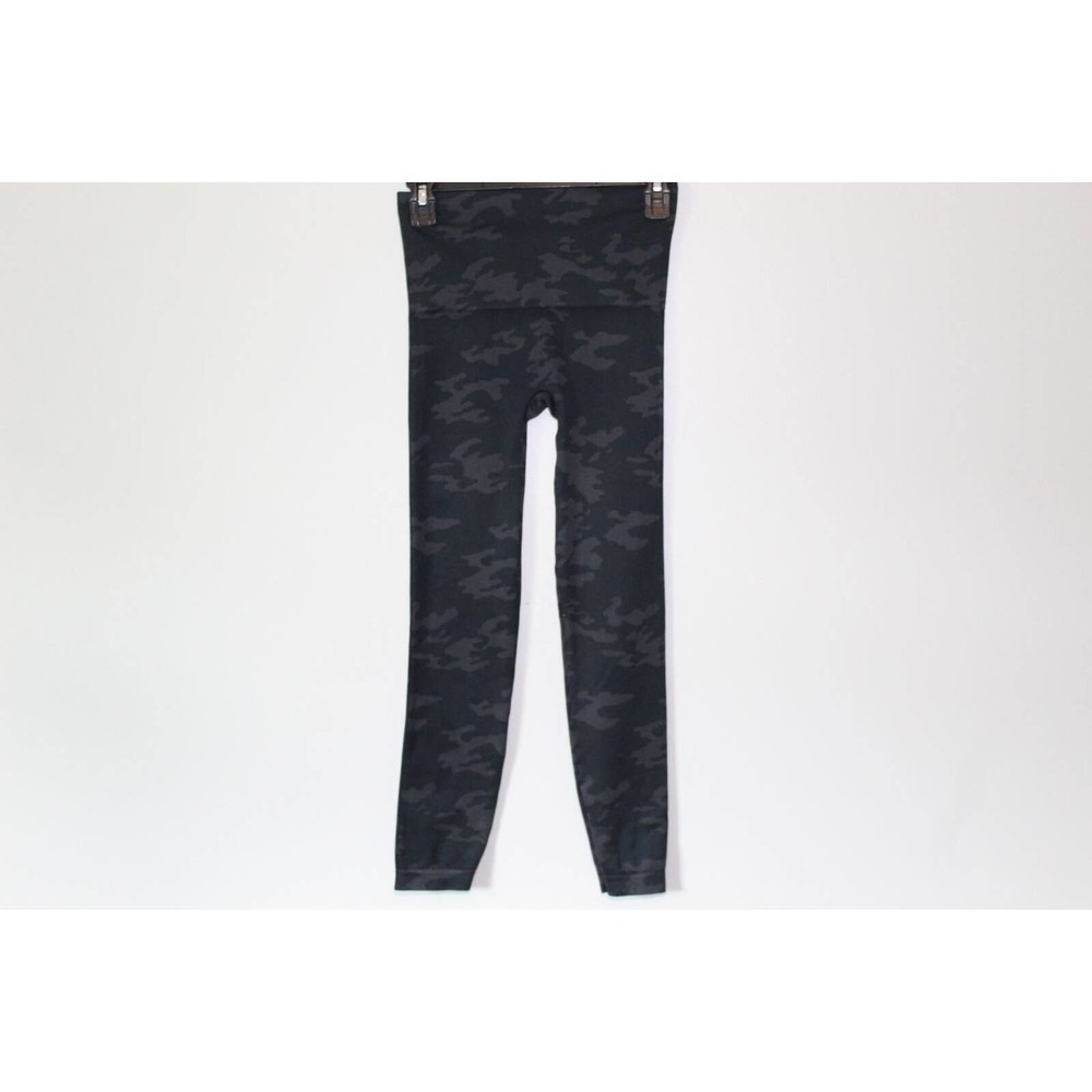 ✨2/$20 SPANX Camo Look at Me Now Seamless Cropped Leggings Black Gray Medium - Picture 2 of 14